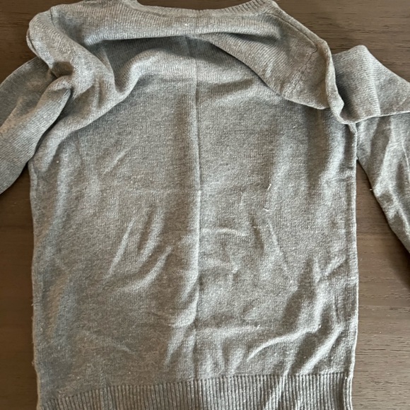 Gap Luxe cashmere grey sweater with buttons in the left shoulder - Picture 3 of 3